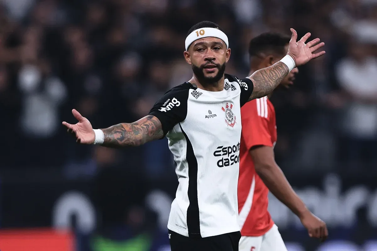 Memphis fica fora da estreia de Xavi na Holanda, mas pode retornar