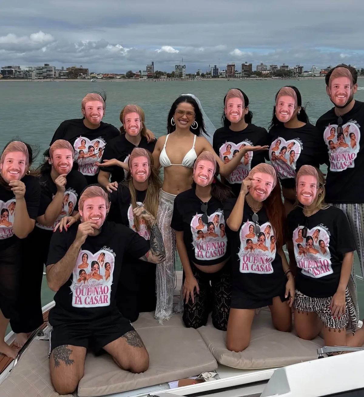 Juliette celebra despedida de solteira em barco com amigas em João Pessoa