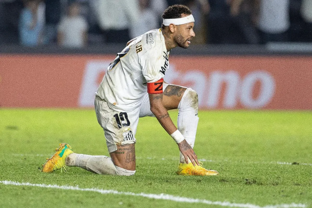 Neymar tem lesão na coxa e desfalca Santos contra Inter e Atlético-MG