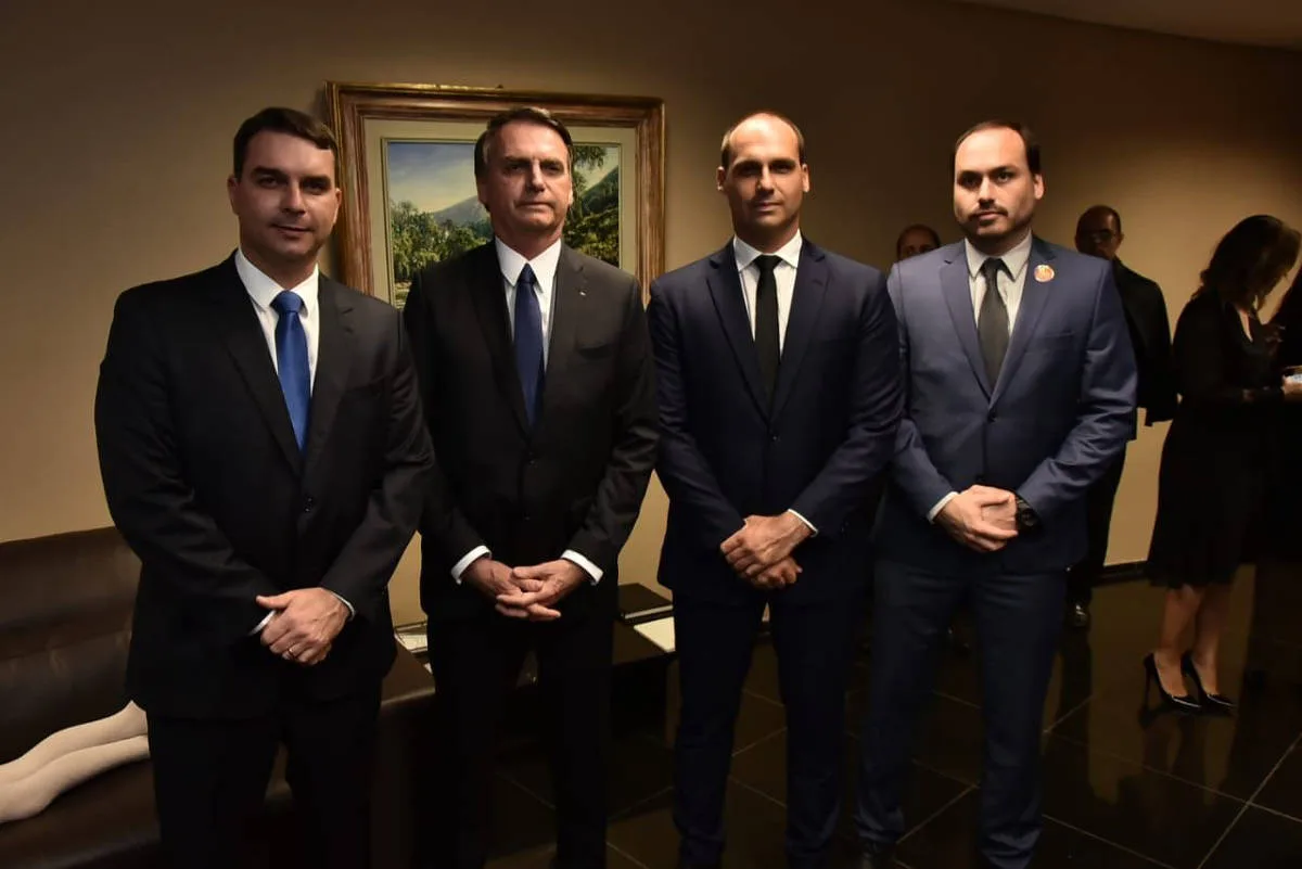 Pesquisa em Santa Catarina ameaça plano de Carlos Bolsonaro para o Senado