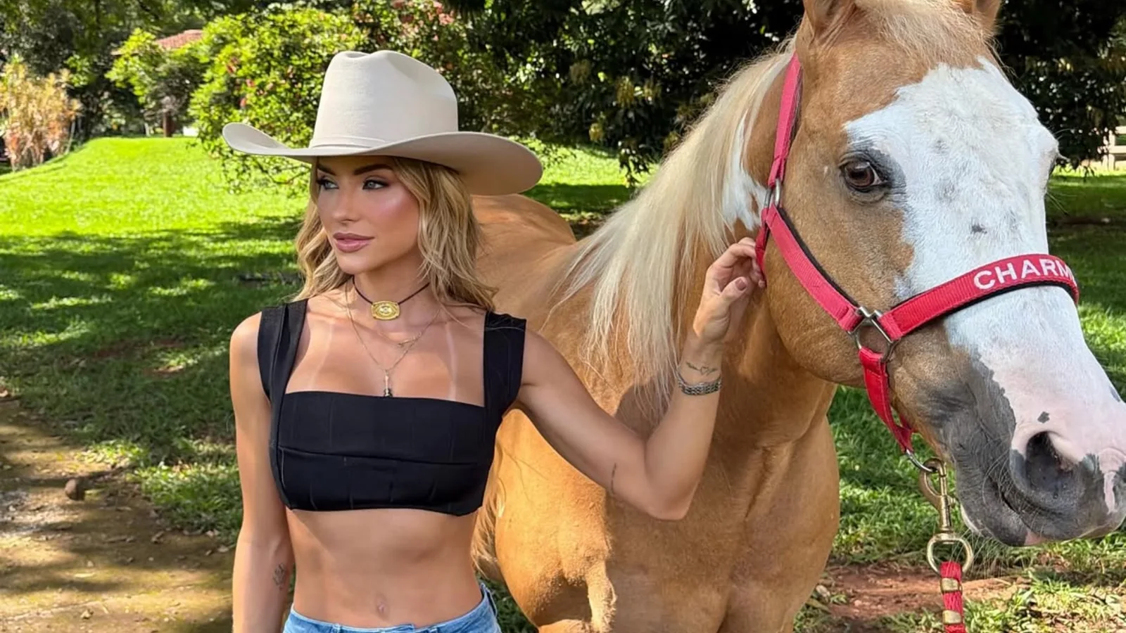 Gabi Martins compartilha fotos em sítio e destaca estilo sertanejo