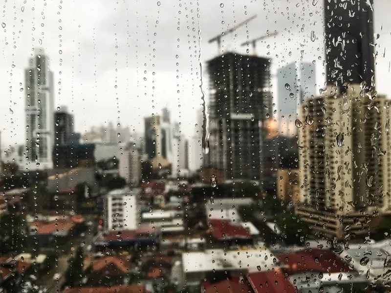 Ralos, mau cheiro e refluxo: sinais de alerta nas tubulações durante a chuva