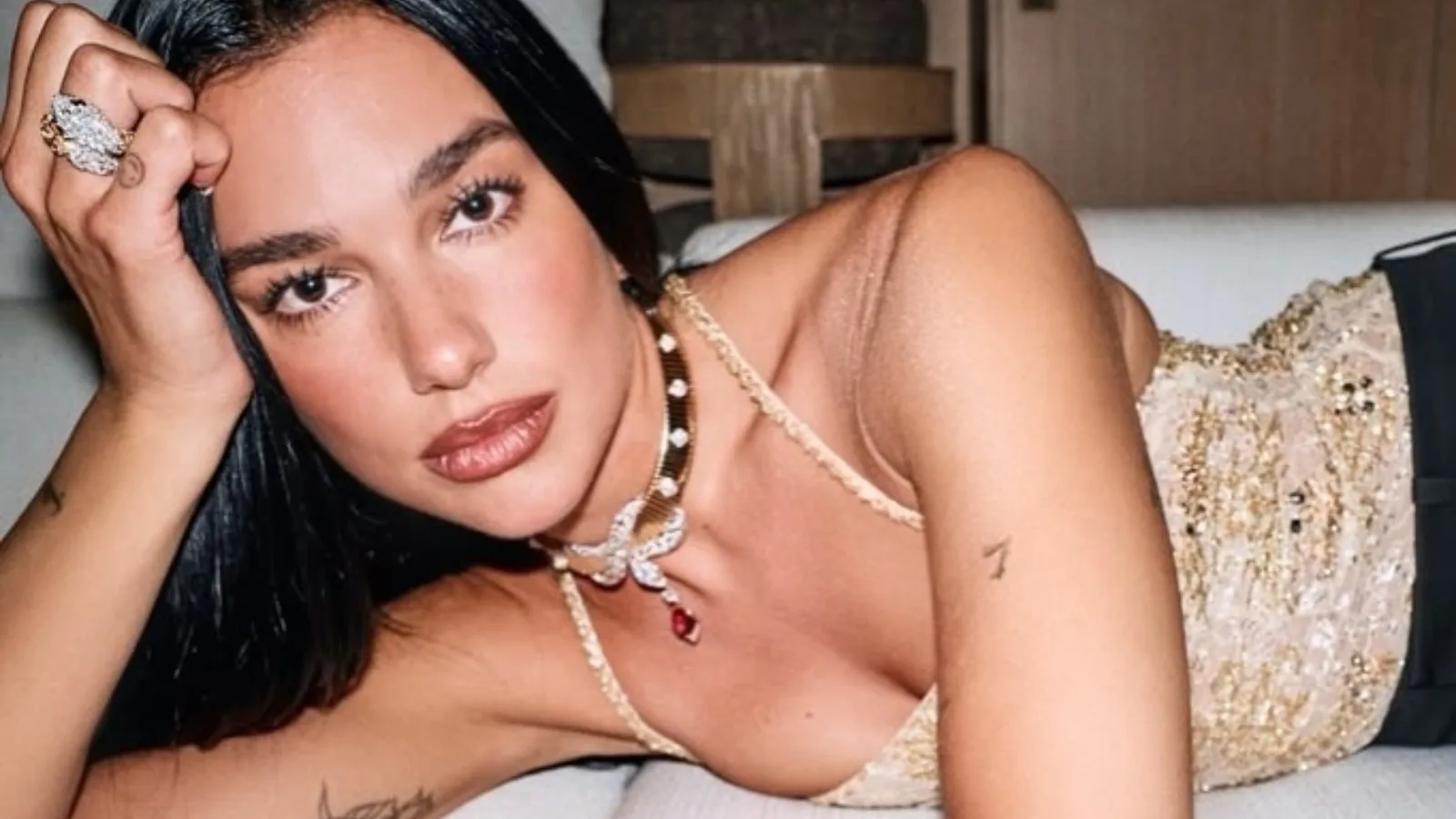 Dua Lipa nega rumor de procedimento estético após fotos em Milão