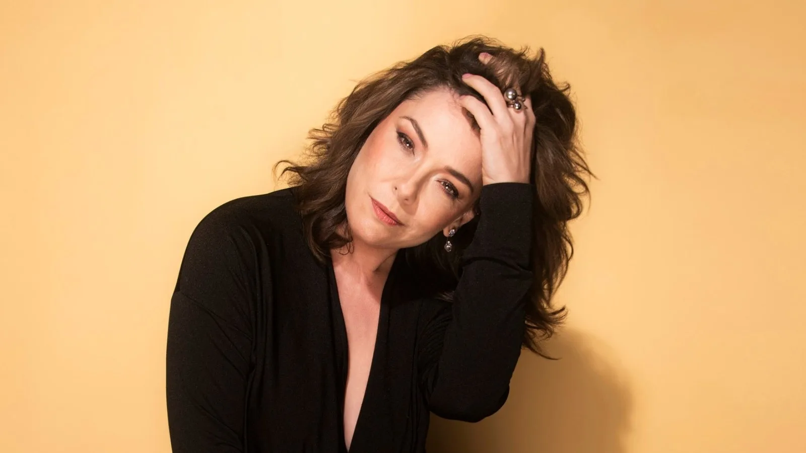 Regiane Alves compartilha registro com blusa decotada e recebe elogios