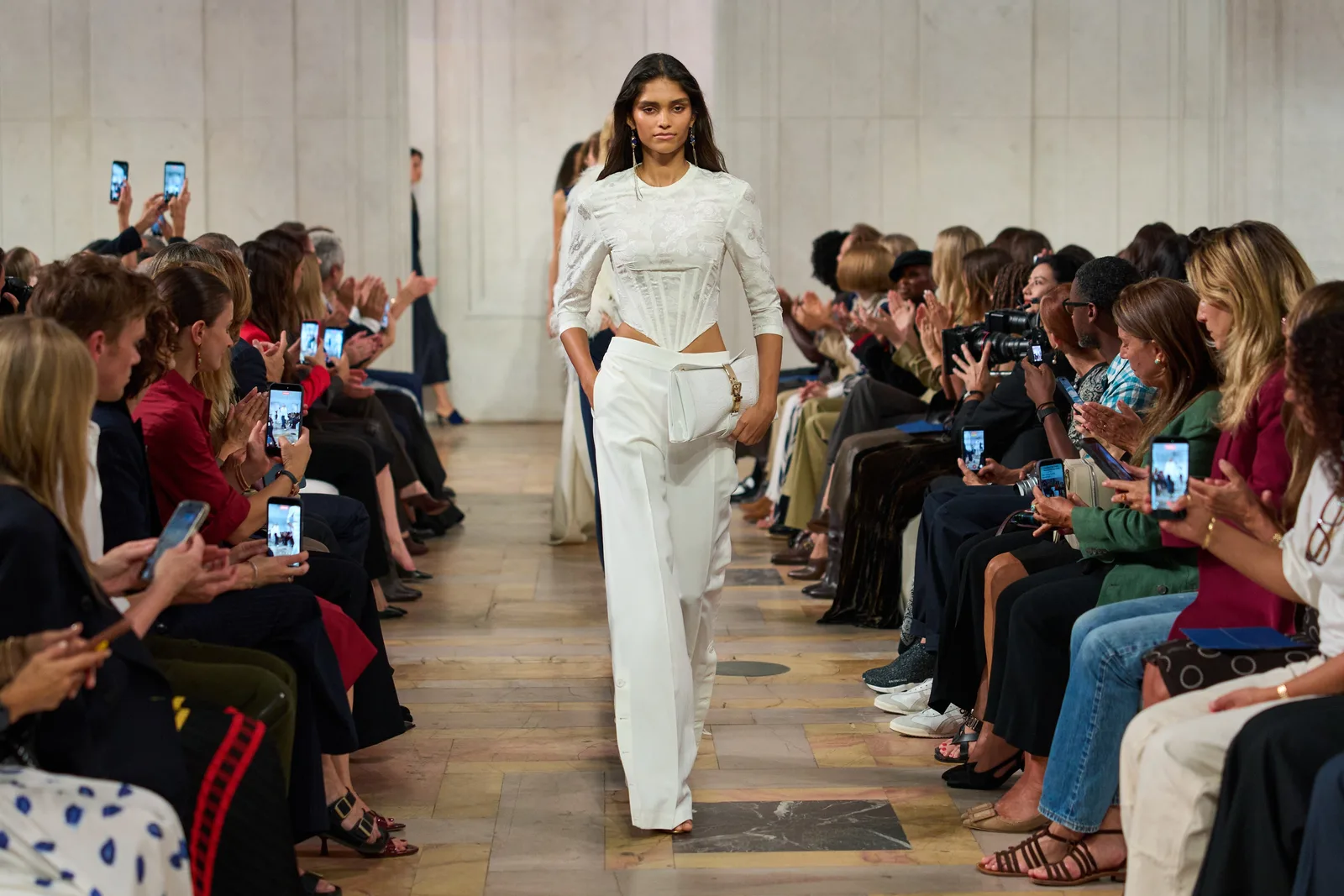 Ralph Lauren abre a semana de moda de Nova York com romantismo