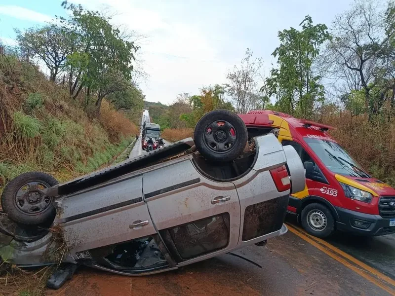 Perda de controle provoca capotamento na GO-462, em Goiânia