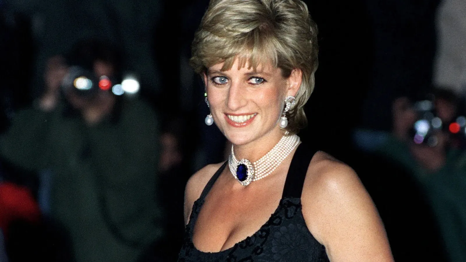 Charles Spencer diz que paixão levou Diana a manter casamento com Charles