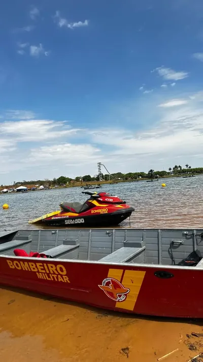 Quatro ocupantes são retirados de barco quase submerso em lago de Jataí