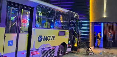 Ônibus invade motel em Belo Horizonte e deixa motorista e camareira feridos