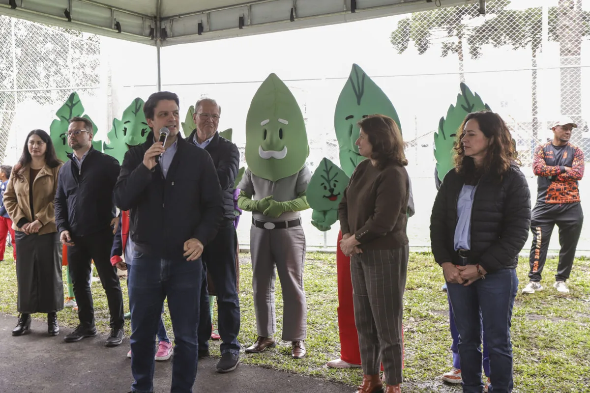 Praça dos Emirados Árabes Unidos ganha quadra, parquinho e área de convivência