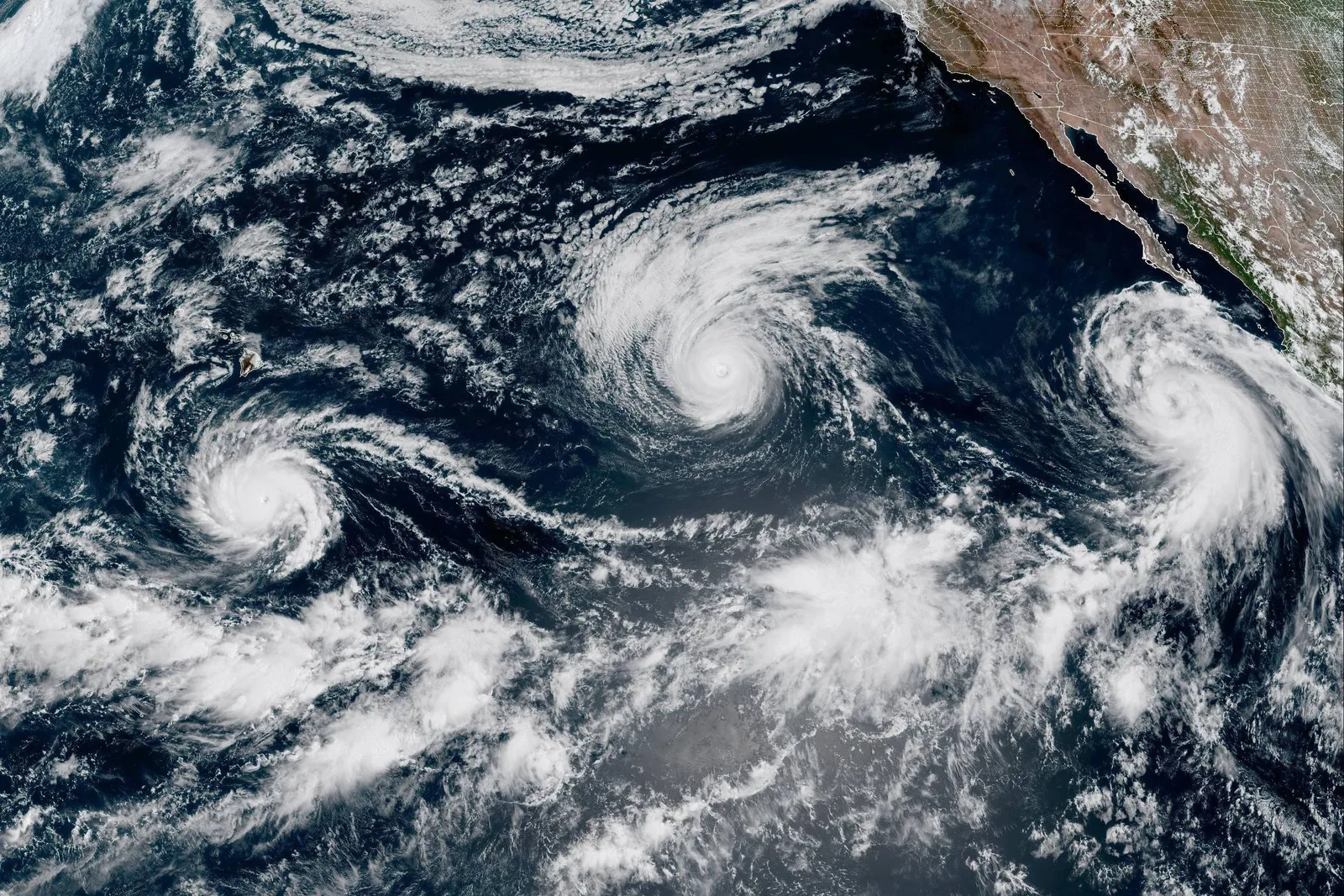Três furacões avançam juntos pelo Pacífico durante El Niño forte