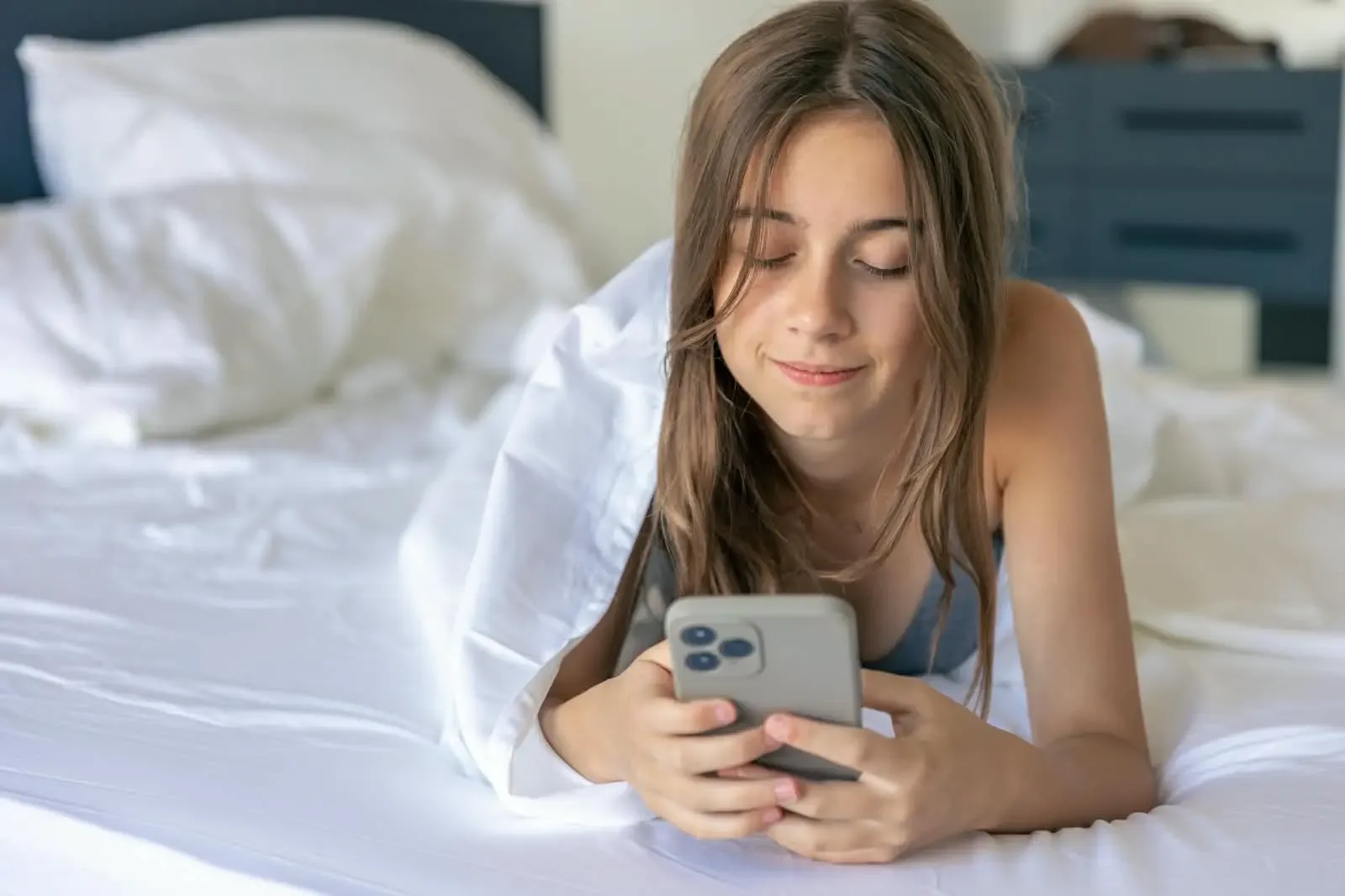 Celular antes de dormir pode prejudicar o sono, aponta revisão de estudos