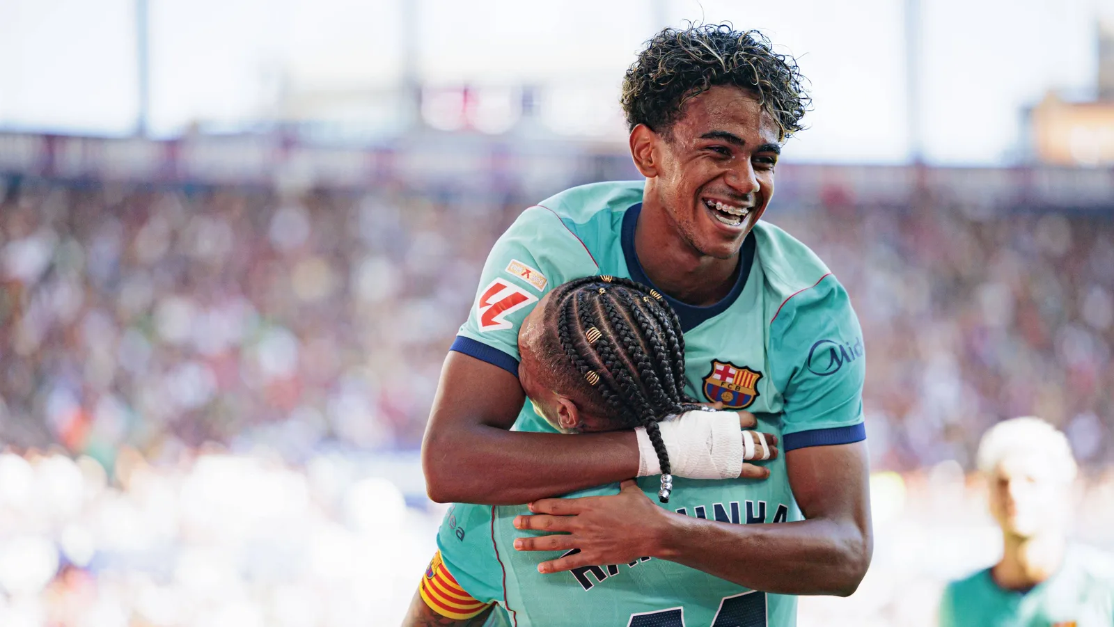 Raphinha participa de três gols, e Barcelona vence o Levante fora de casa