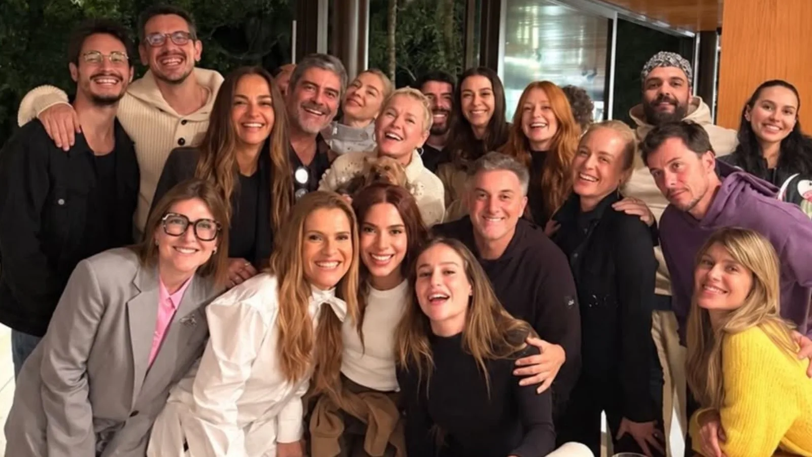 Angélica e Luciano Huck recebem famosos para sessão de cinema em casa