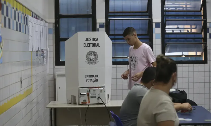 Eleitor poderá usar cola de papel, mas celular ficará fora da cabine