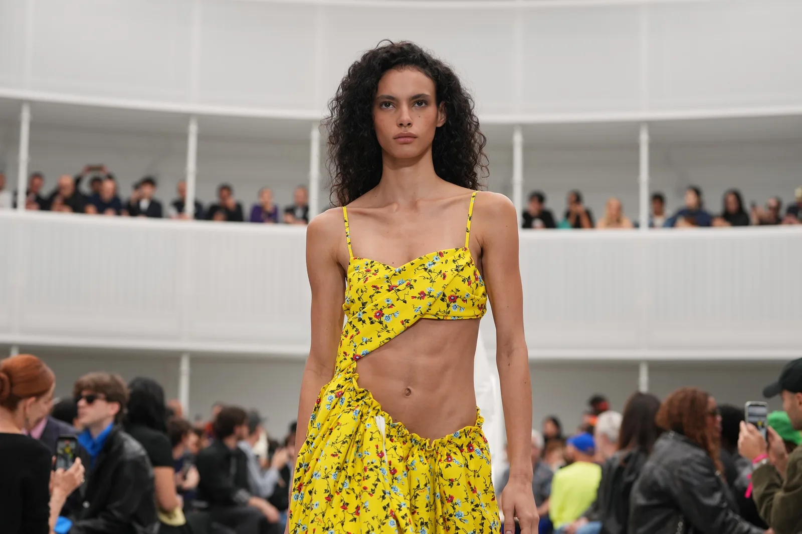 Loewe apresenta coleção de Verão 2027 no Château de Vincennes