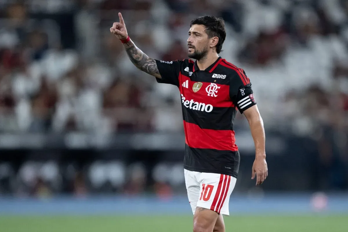 Cirurgia de Arrascaeta coloca semifinal da Libertadores no radar do Flamengo