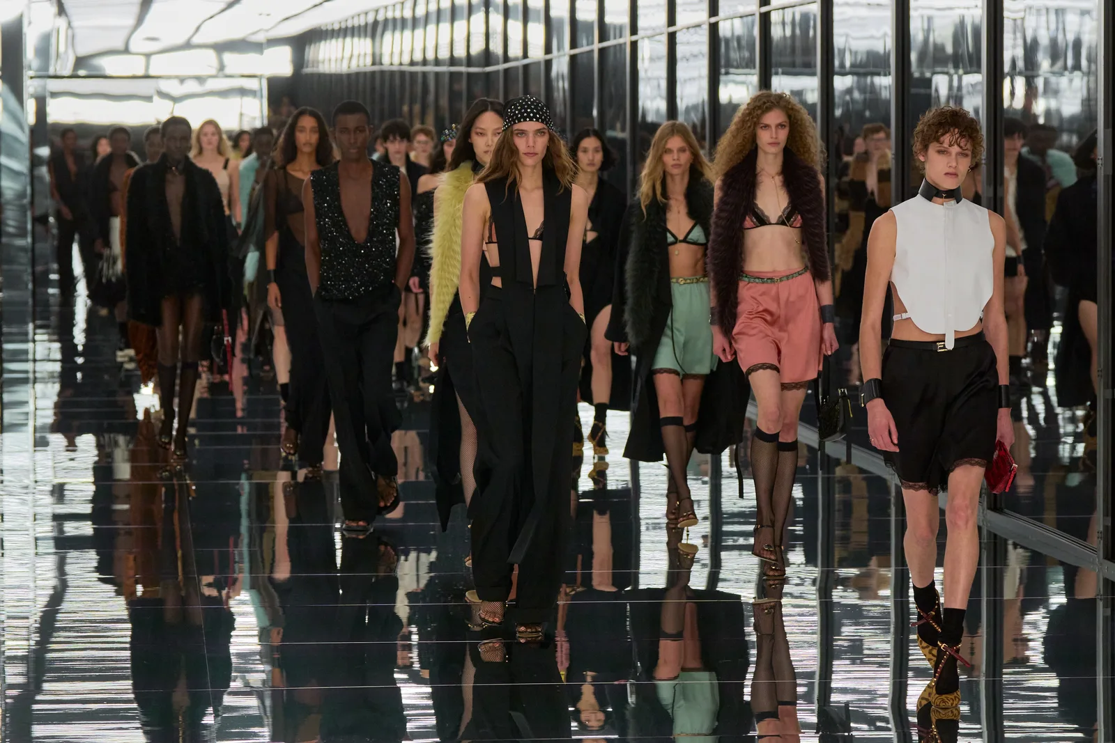 Fendi leva lingeries à mostra e transparências à temporada de verão 2027