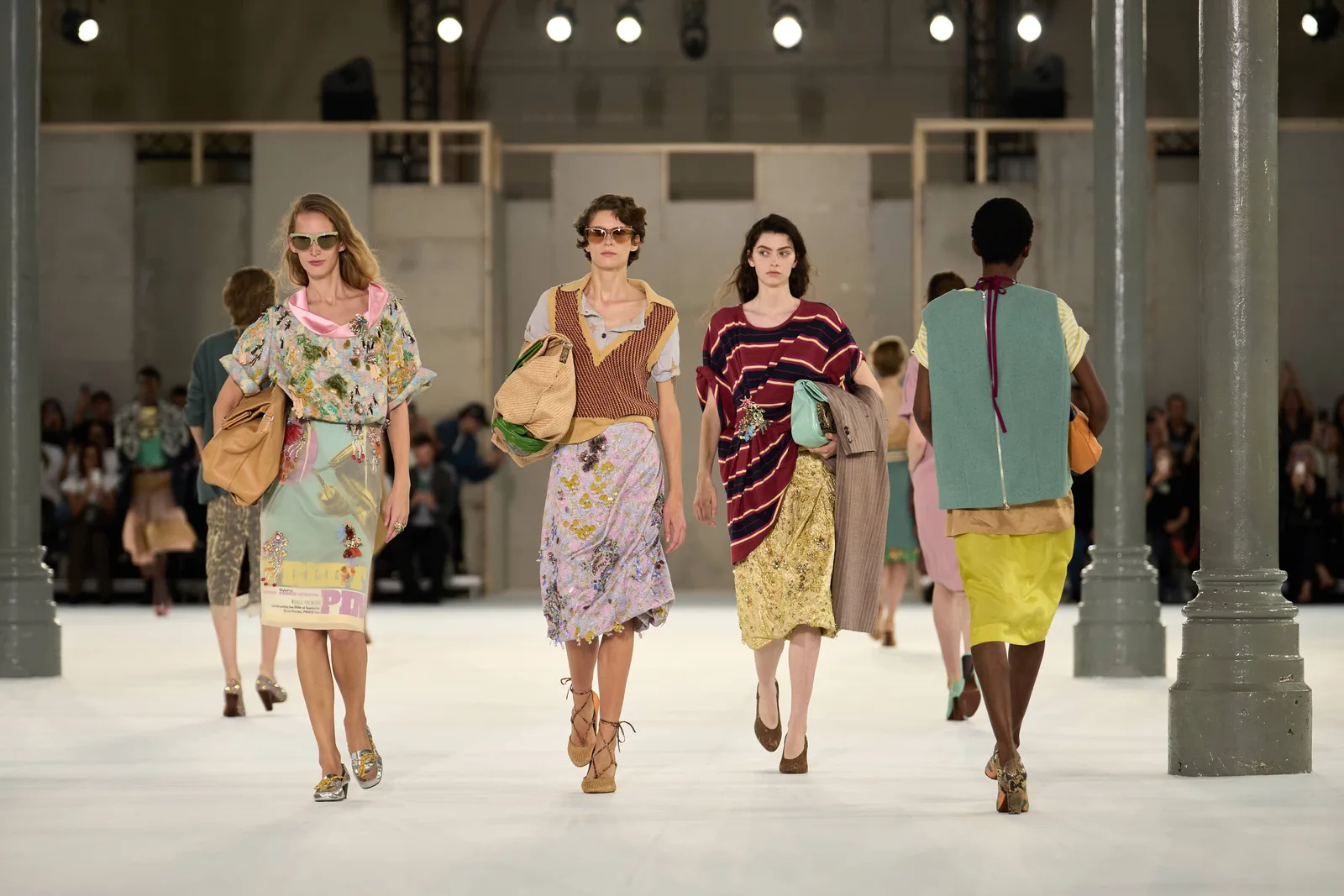 Dries Van Noten transforma o verão 2027 em jogo de personagens