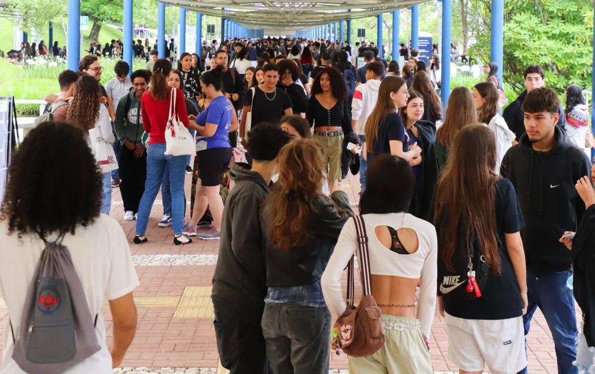 EAD supera presencial e reúne 410.263 matrículas no Paraná