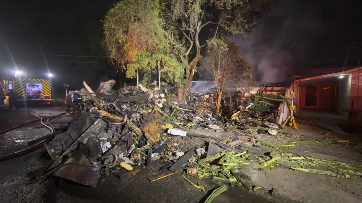 Material acumulado trava acesso a imóvel incendiado em Curitiba
