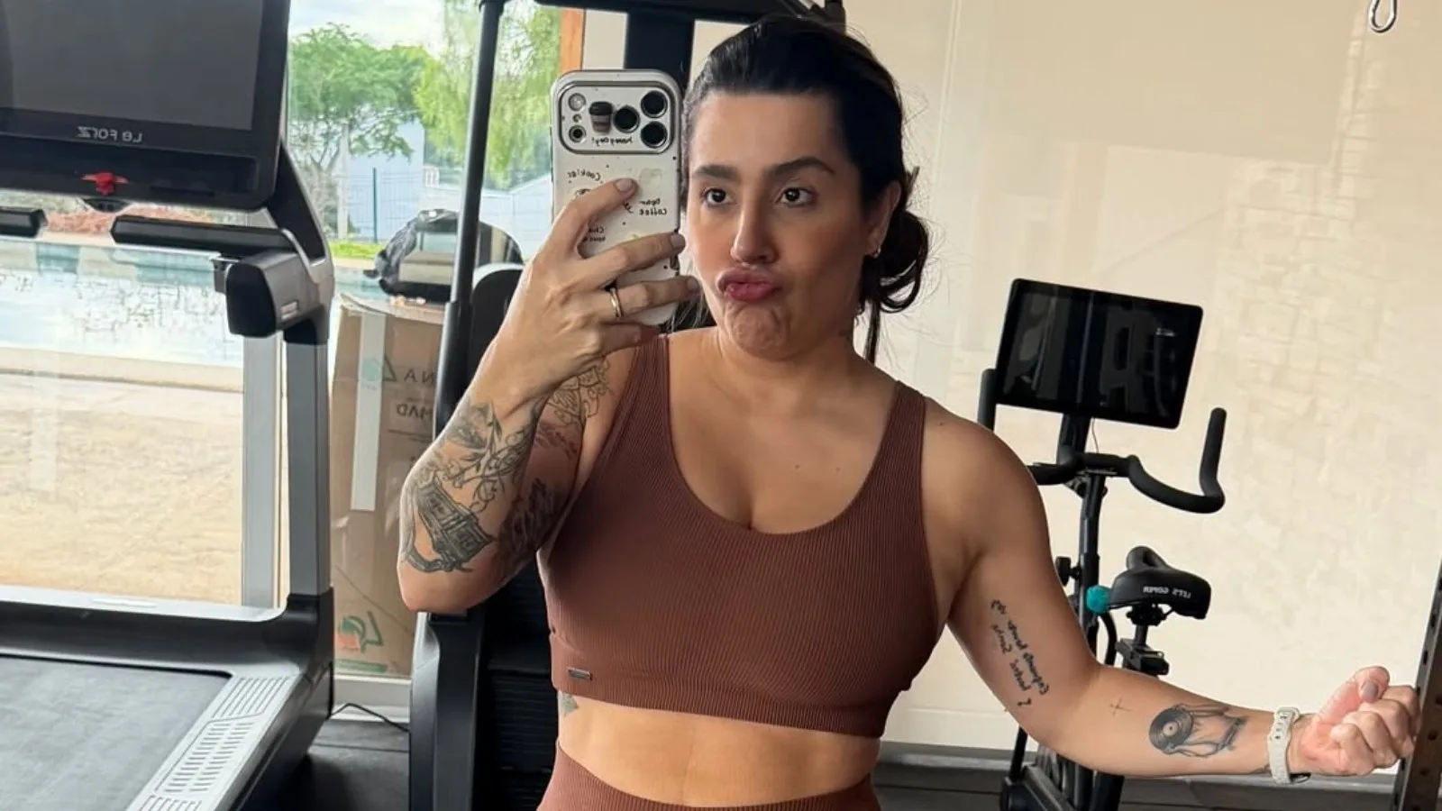 Lauana Prado mostra academia da nova mansão e retoma os treinos
