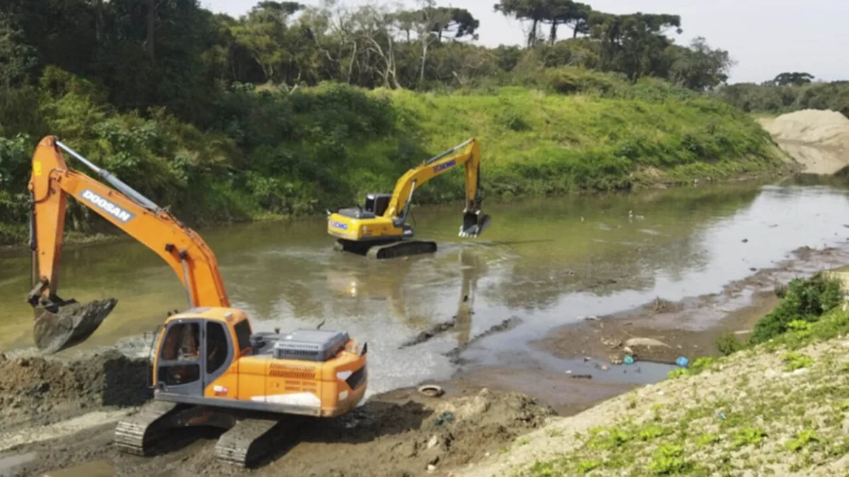 Curitiba amplia limpeza de rios para reduzir risco de alagamentos