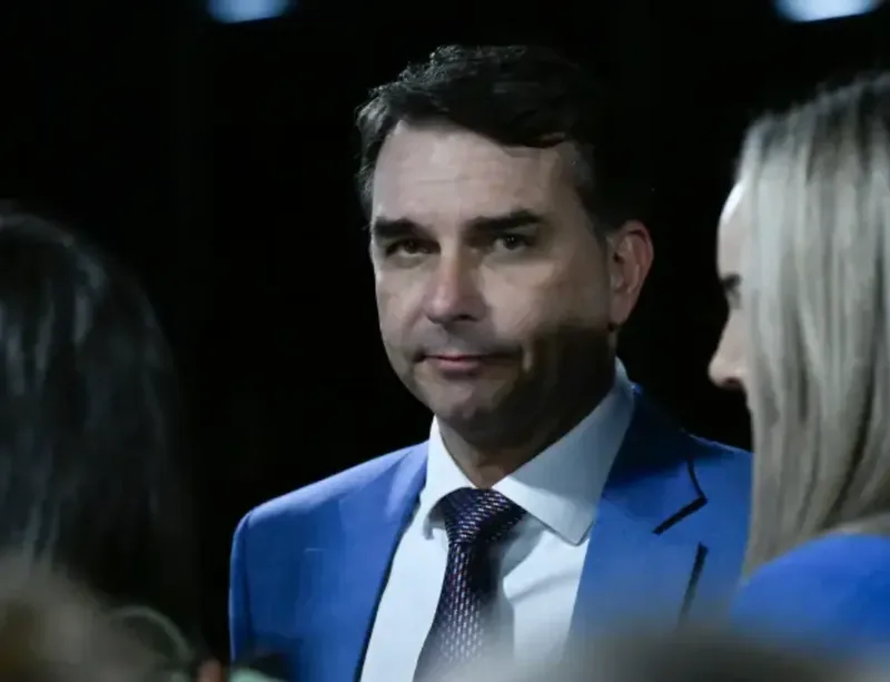 Flávio Bolsonaro passa a ser investigado no caso do filme Dark Horse