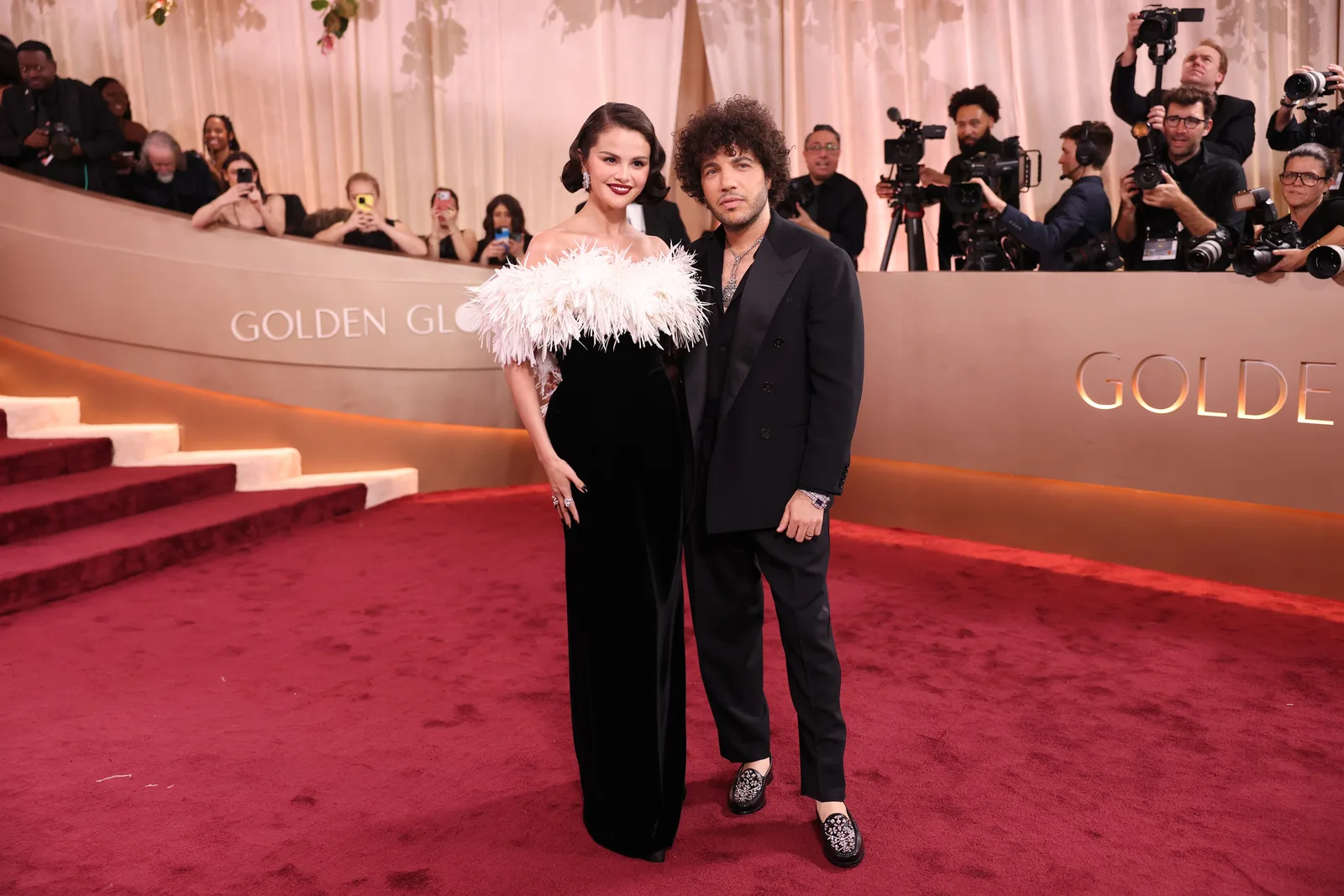 Selena Gomez e Benny Blanco vão celebrar aniversário com fatias do bolo de casamento