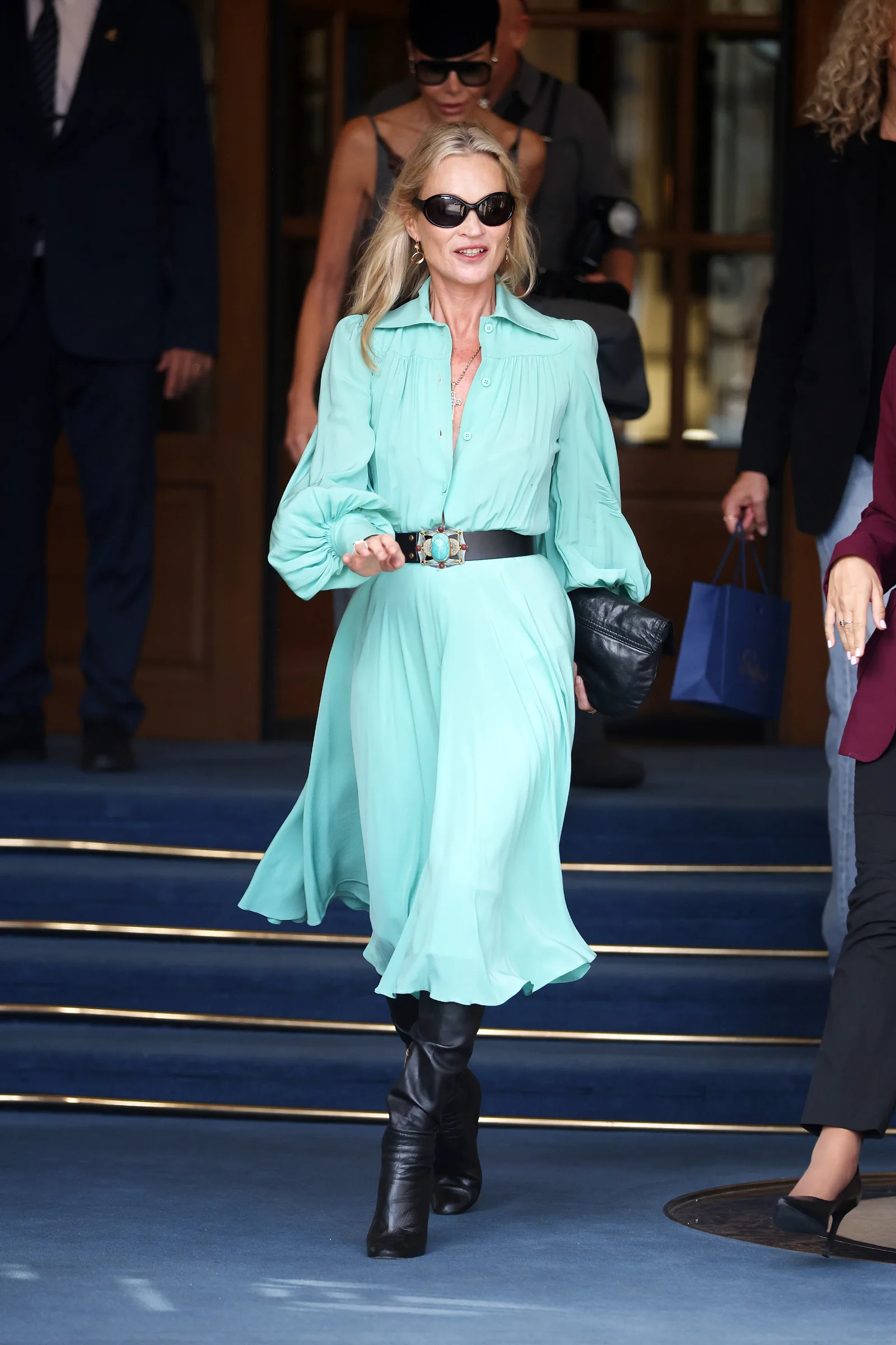 Kate Moss combina vestido verde-água com botas de couro em Paris