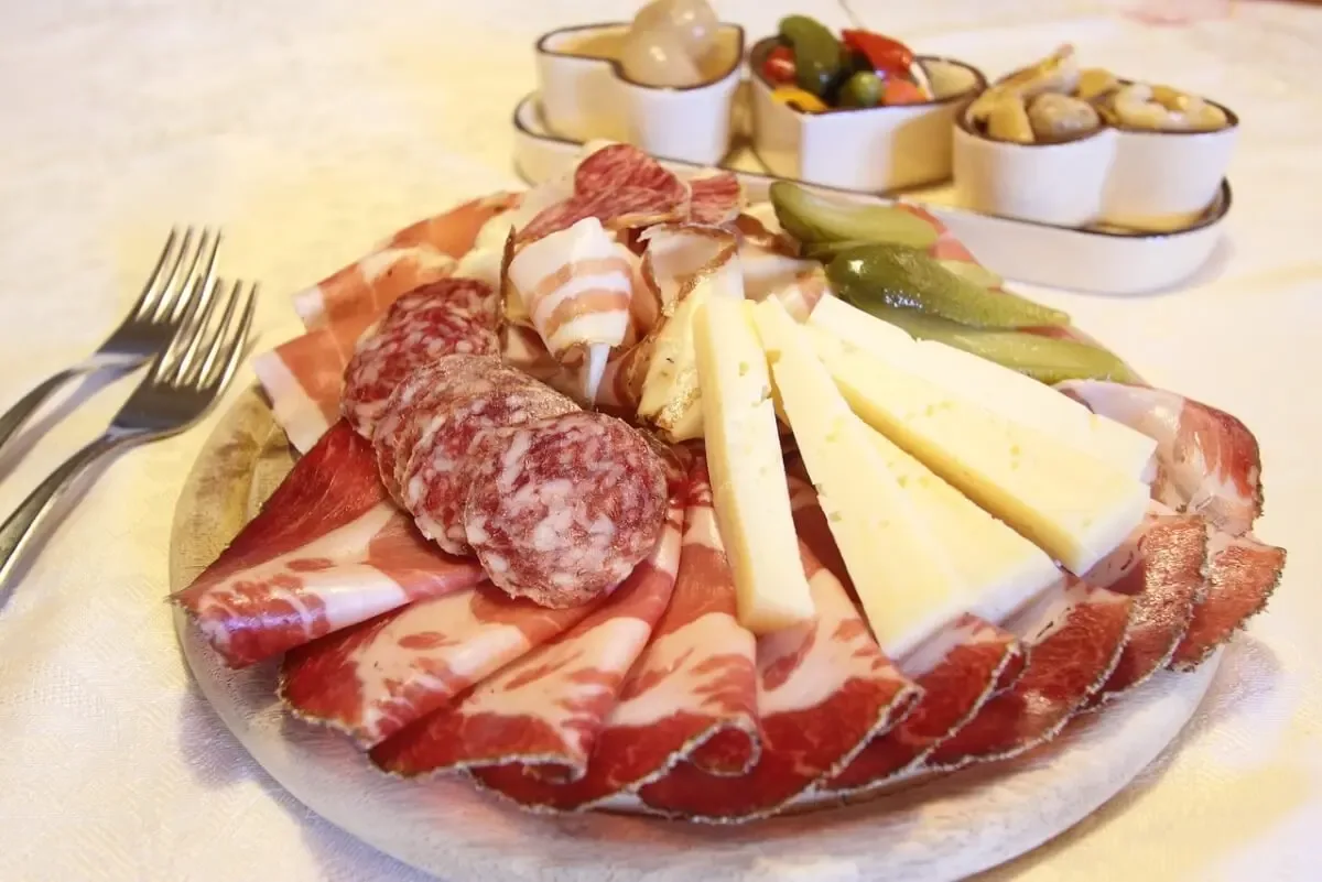 Estudo relaciona consumo diário de carne processada a maior risco de demência