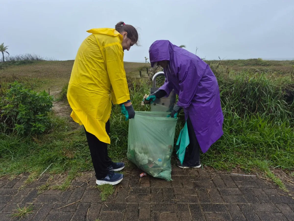 Mutirão recolhe 652 quilos de resíduos em rios e praias de Guaratuba