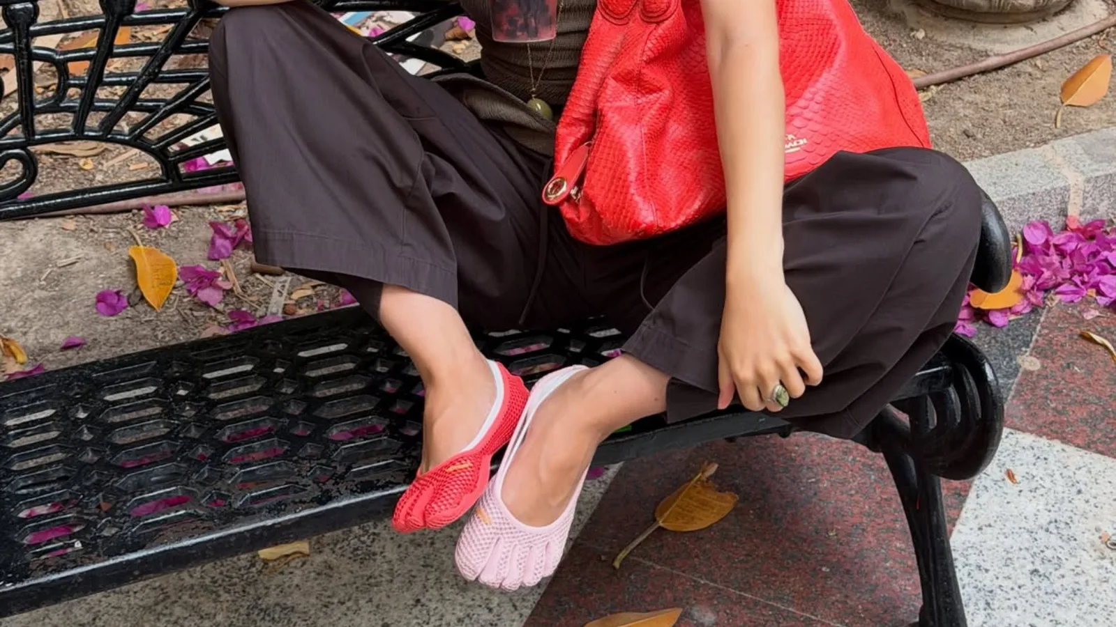 Ugly shoes ganham espaço com transparência, plumas e dedos separados
