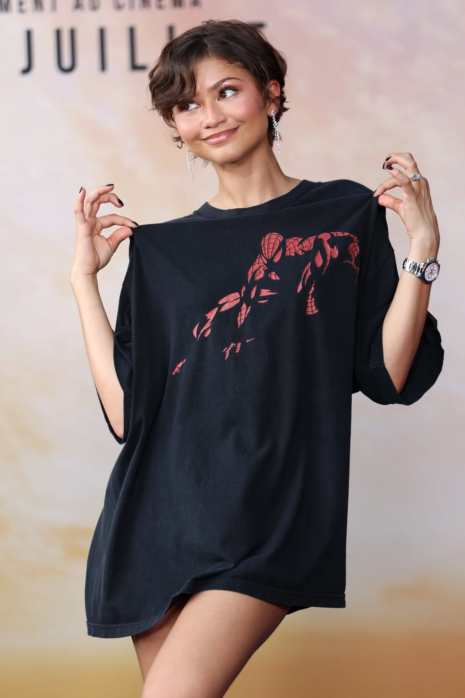 Graphic tees ganham espaço nos looks de Zendaya, Ayo Edebiri e outras famosas