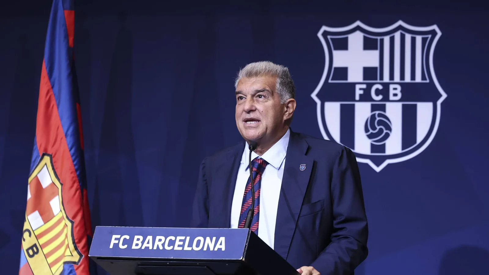 Barcelona contesta Atlético e detalha impasse por Julián Alvarez