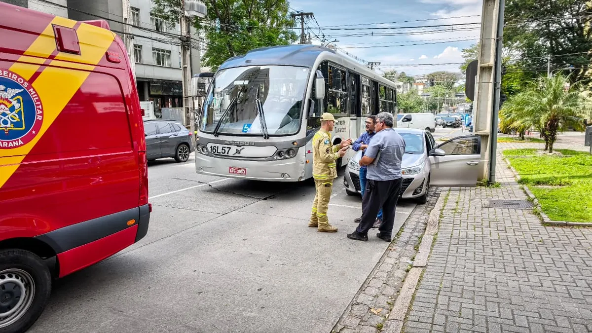 Idoso recusa encaminhamento após batida com ônibus em Curitiba