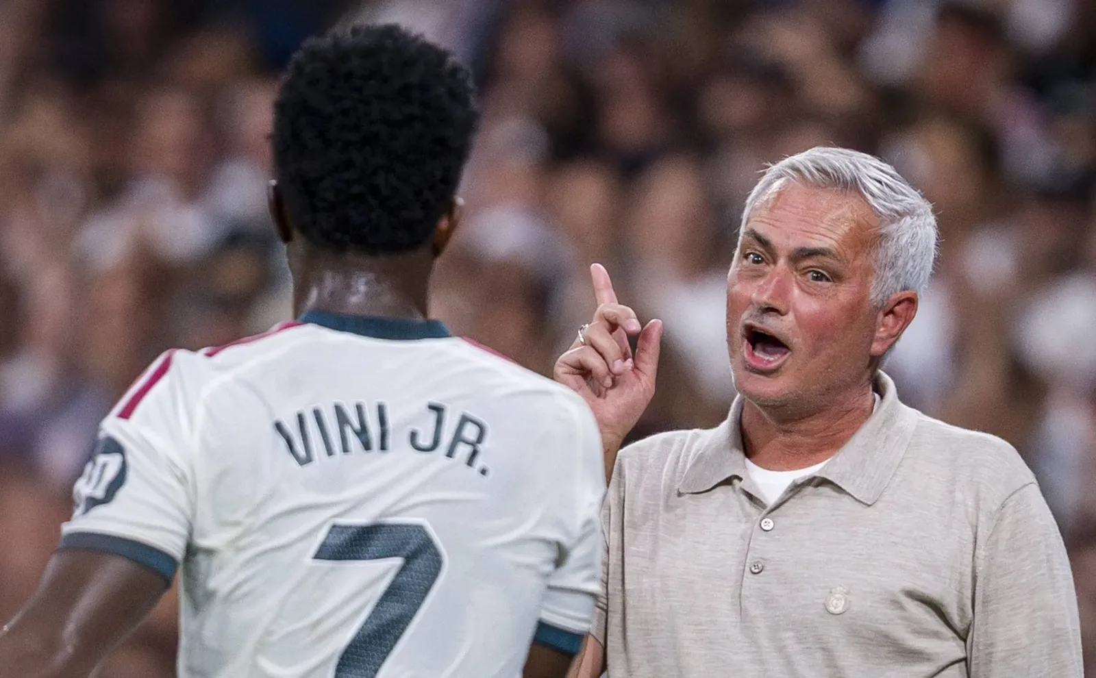 Mourinho apoia Vinícius após vaias e diz que atacante ainda busca o auge