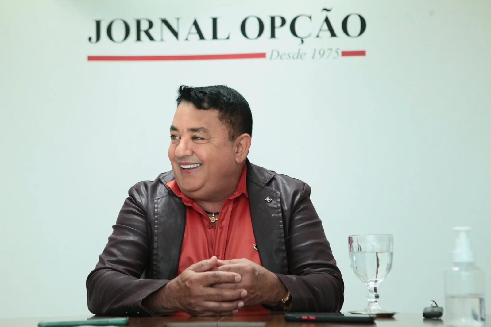 João Reis relata susto após caminhonete prensá-lo contra porteira