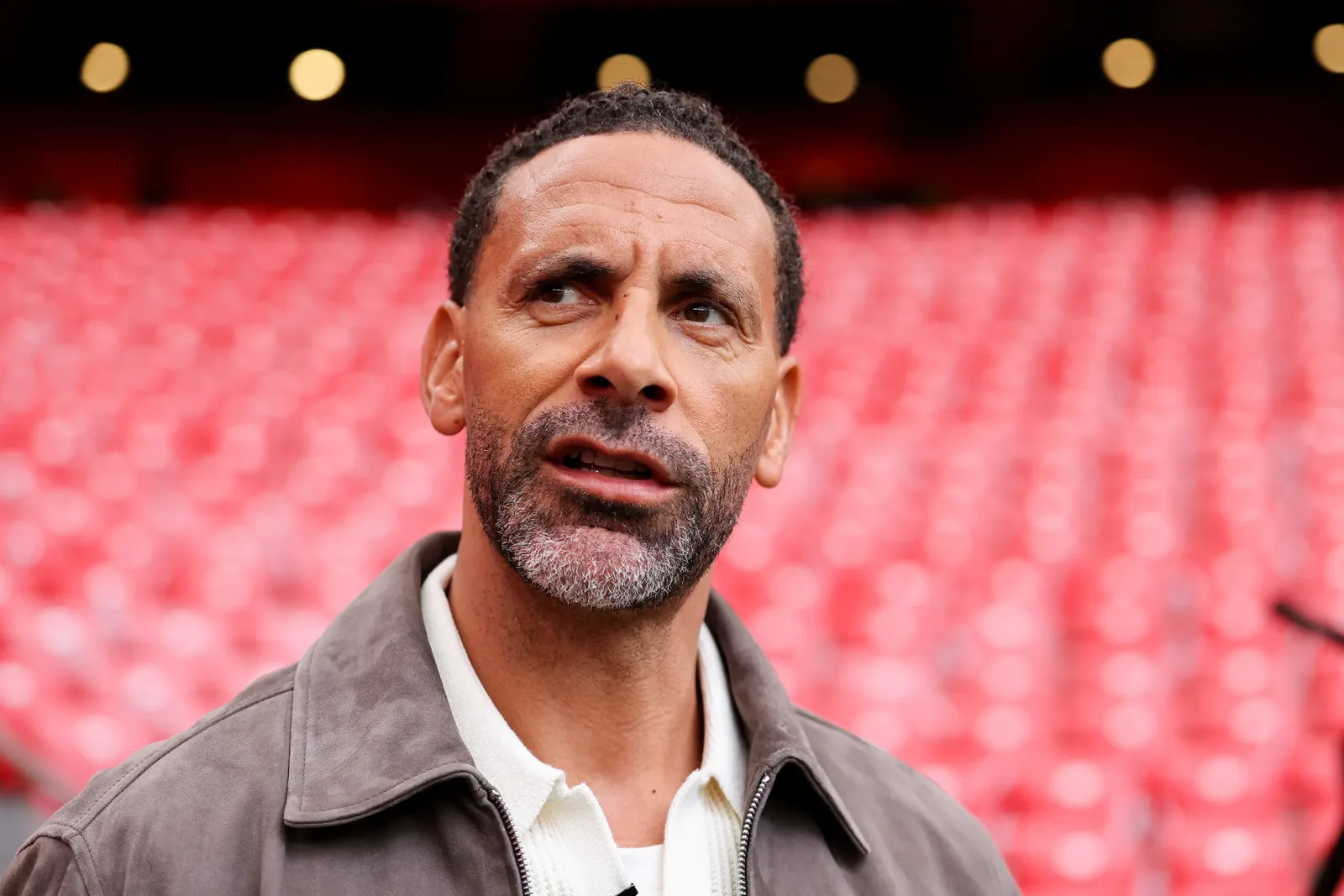 Ferdinand pede firmeza ao United em impasse com JJ Gabriel