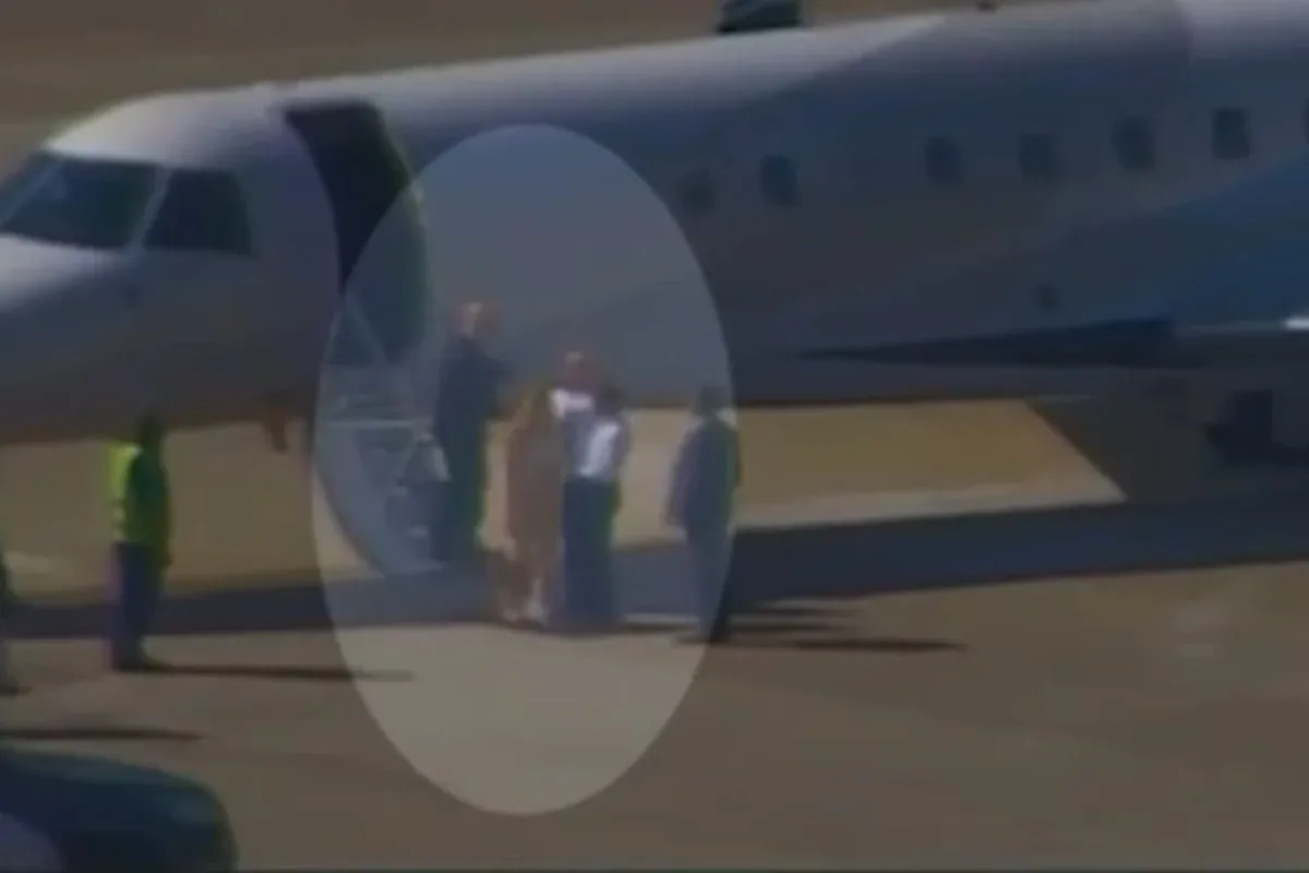 Vídeo registra Moraes e esposa saindo de avião ligado a Vorcaro no Rio