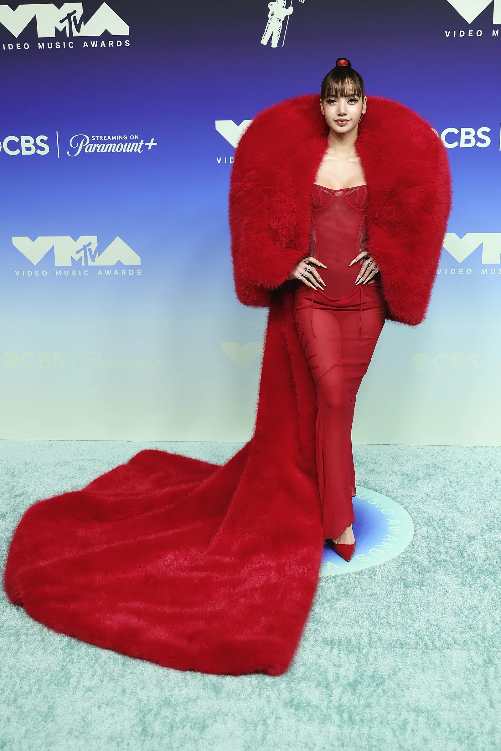 VMA 2026 começa com vitória de Lisa e homenagem para Taylor Swift