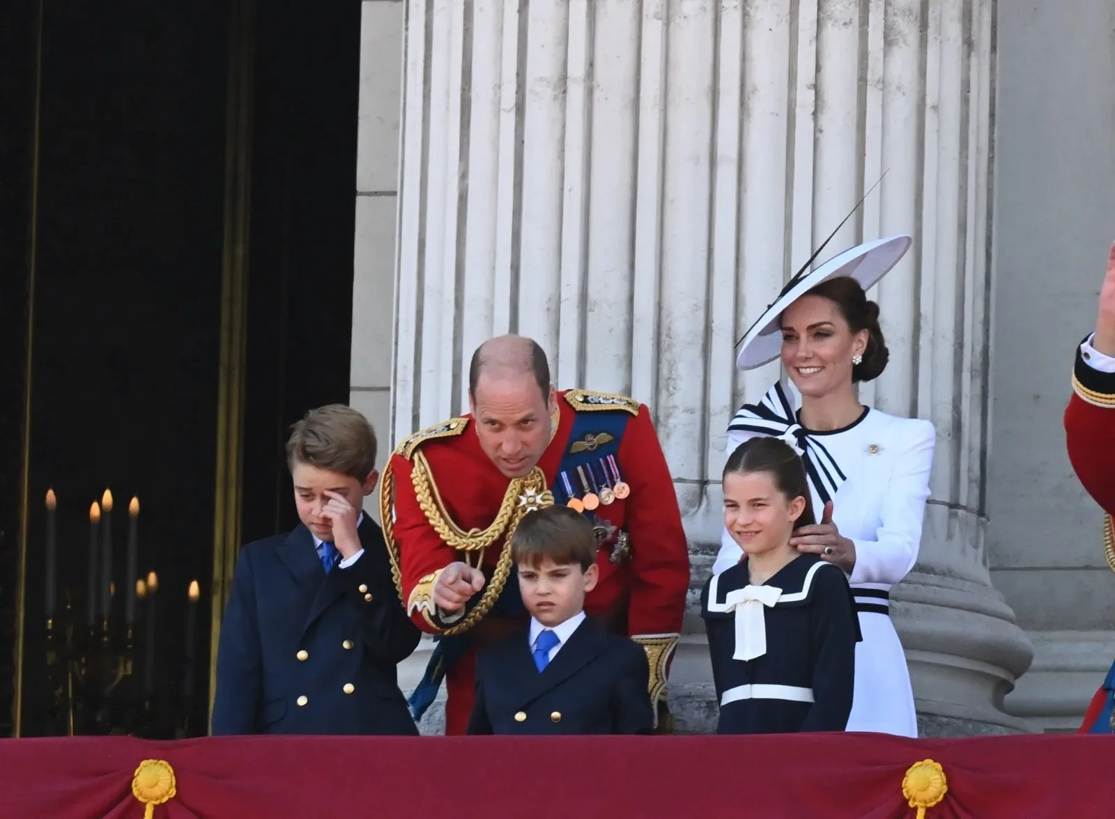 George começa em Eton enquanto William e Kate enfrentam tensão com Harry