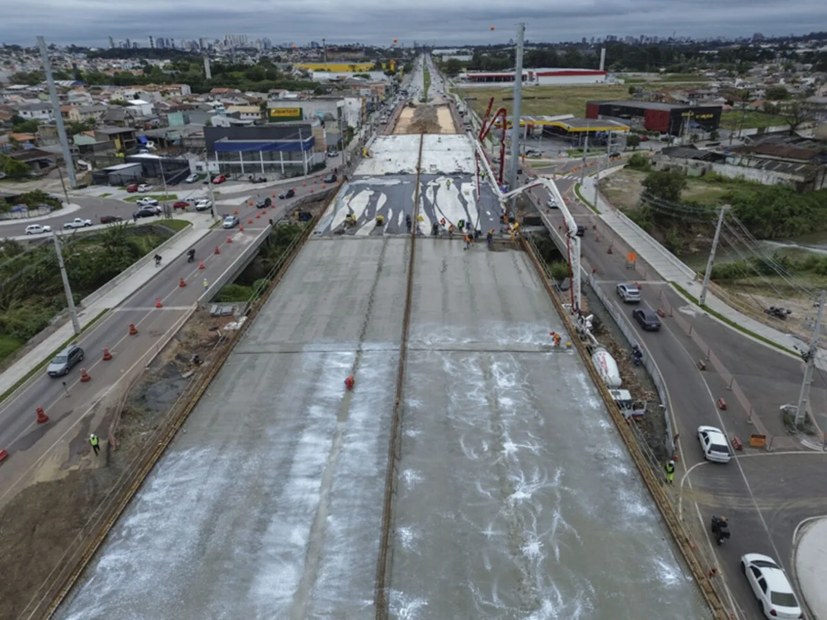 Viaduto do Novo Inter 2 prepara base para pavimento entre Curitiba e Pinhais
