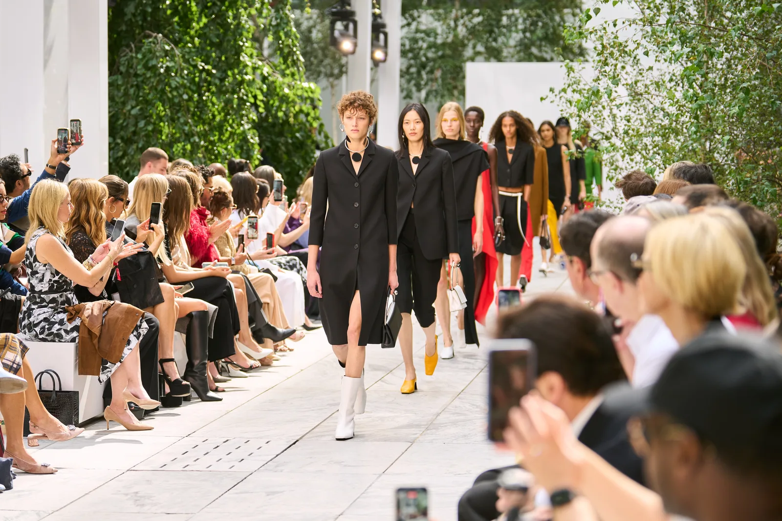 Michael Kors leva cores fortes e artesanato à passarela de Nova York