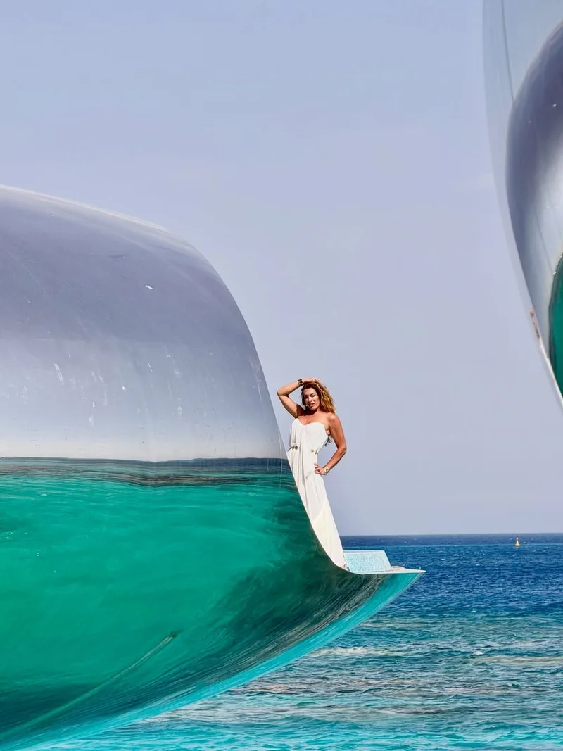 Elaine Mickely compartilha fotos de viagem a hotel futurista na Arábia Saudita