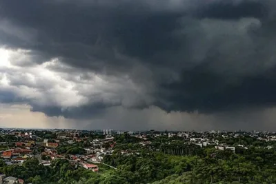 Temporais deixam estragos e milhares sem energia no Paraná