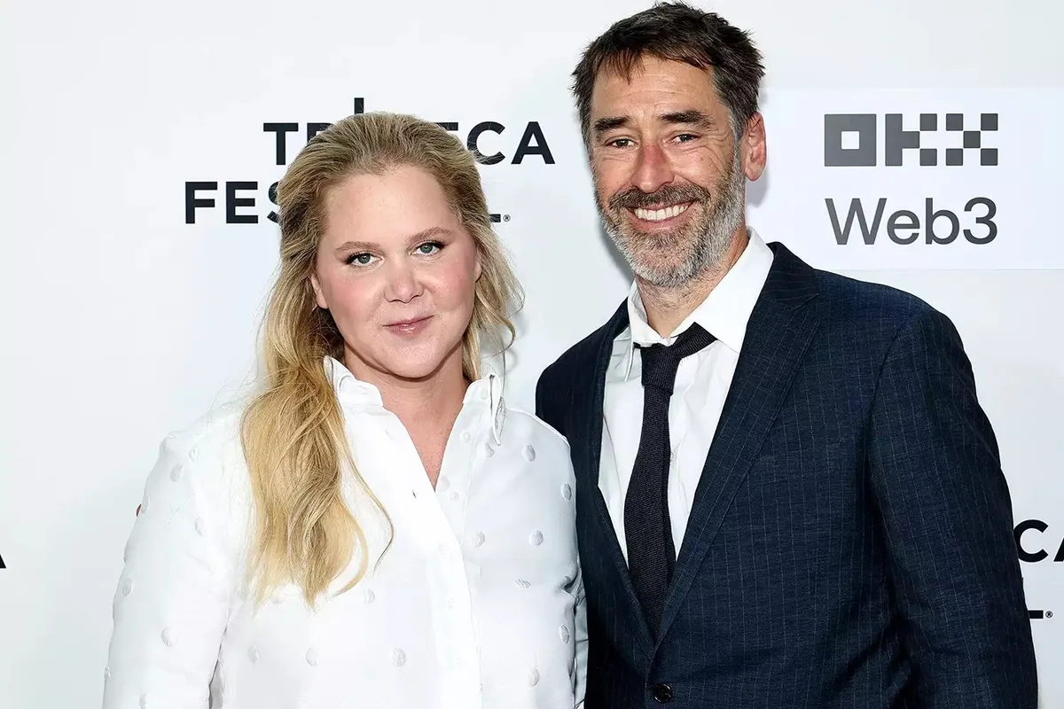 Amy Schumer e Chris Fischer formalizam acordo para encerrar casamento