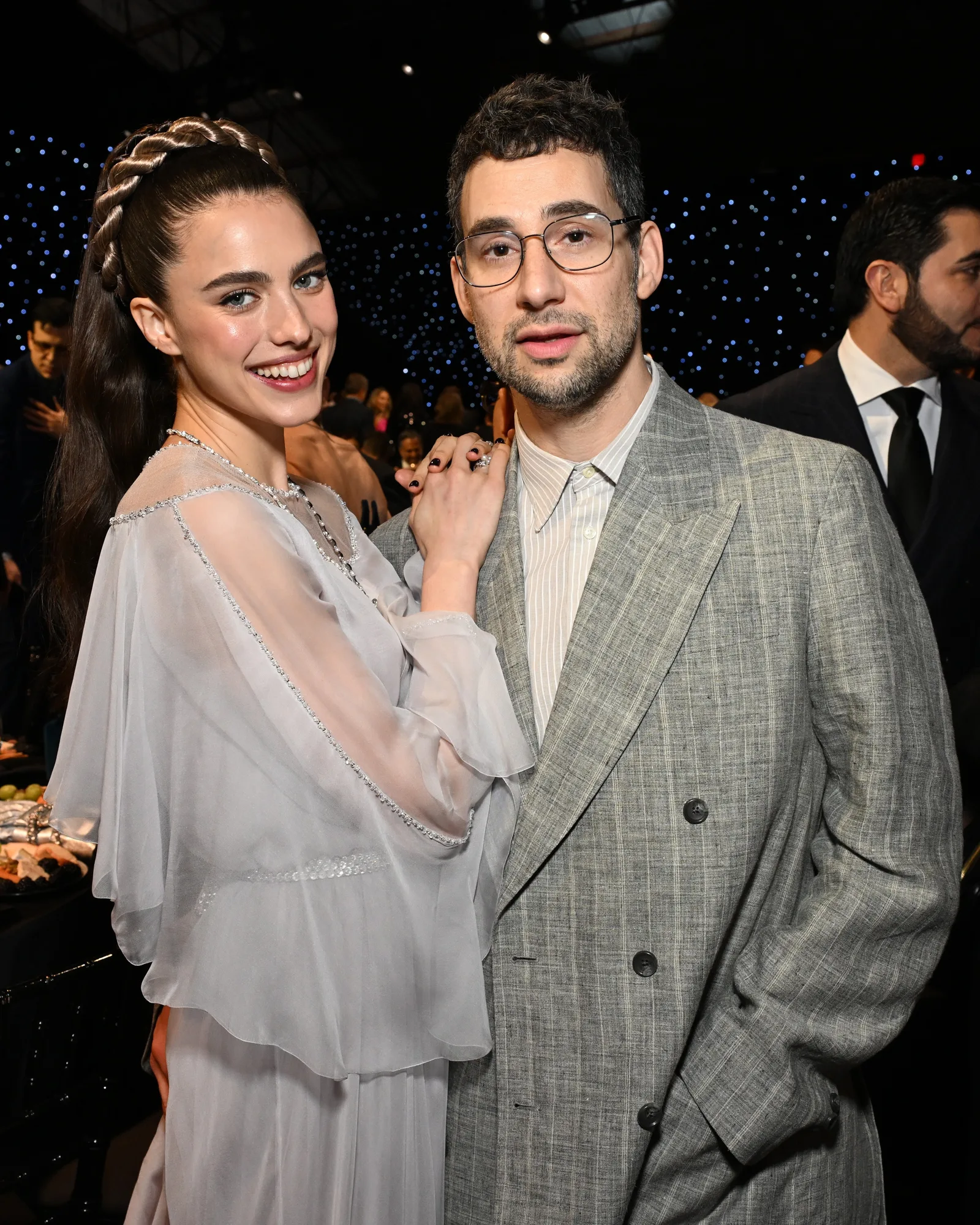 Jack Antonoff reage ao fim do casamento com Margaret Qualley durante show