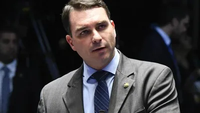 Flávio Bolsonaro marca transmissão após cancelamento de debate presidencial
