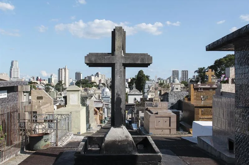 Curitiba divulga horários e locais de sepultamentos nesta quarta-feira